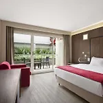 Ramada Encore By Wyndham מלון