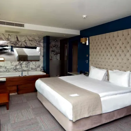 Ramada Encore By Wyndham 4* İzmir